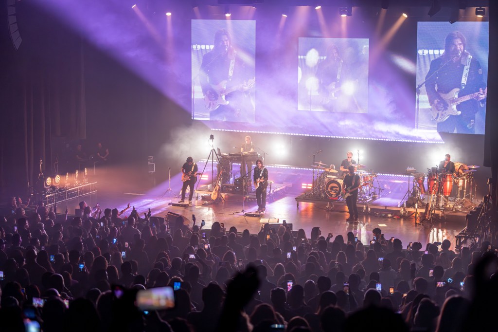 Juanes deslumbra con sus éxitos y sorpresas en The&nbsp;Magnolia.