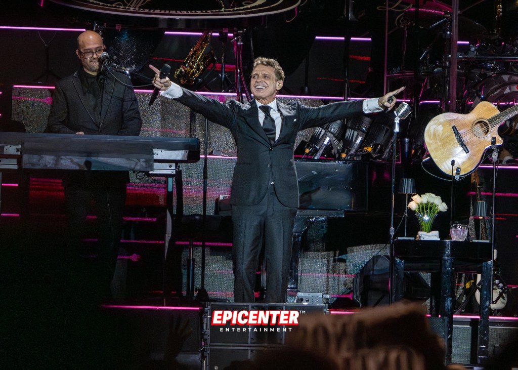 LUIS MIGUEL ILUMINA EL ESTADIO CALIENTE CON UN INCREÍBLE CONCIERTO. PRIMERO DE DOS&nbsp;NOCHES
